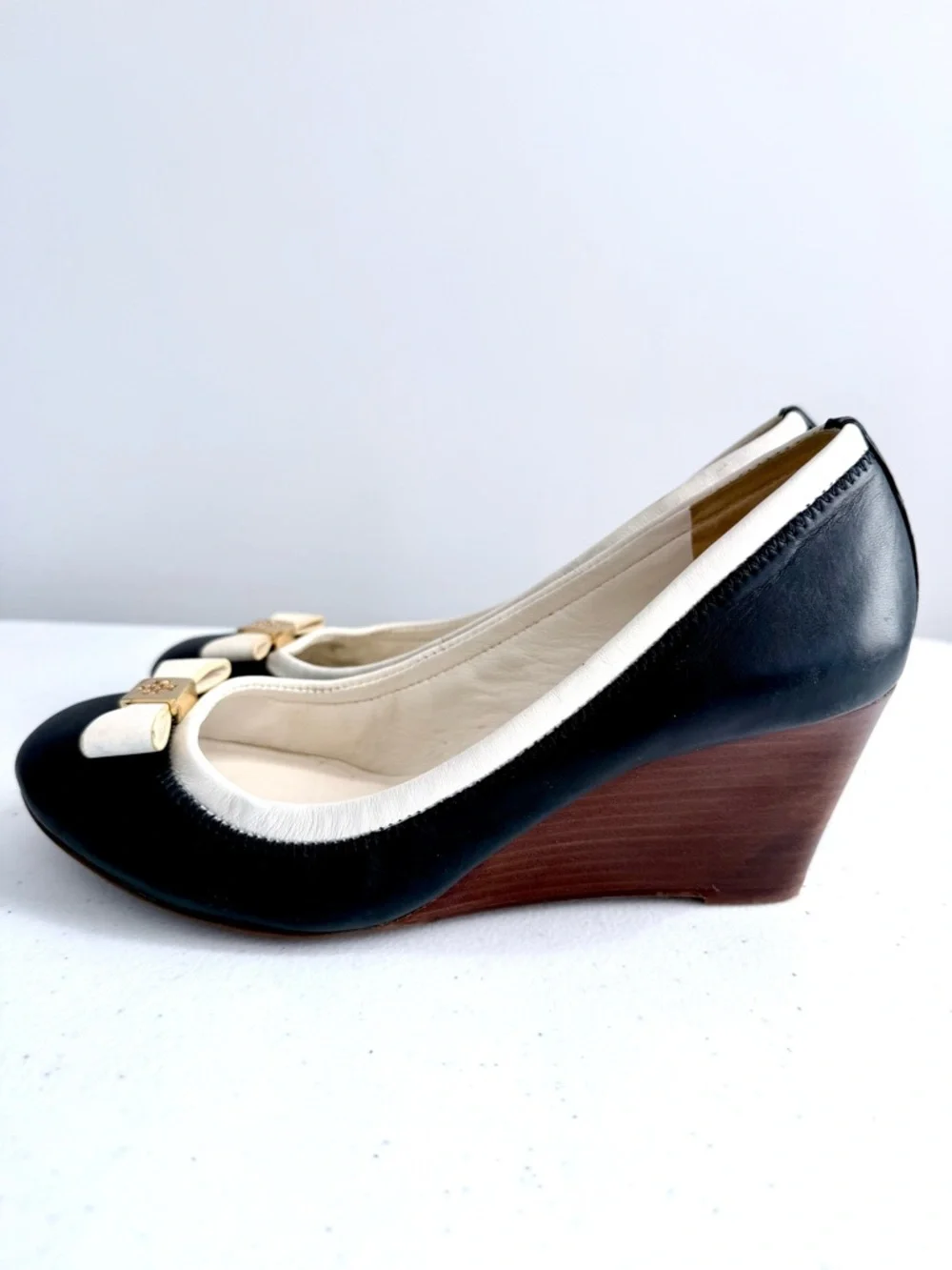 Tory Burch Shoes Sally Two Tone Leather Wedge Pumps Navy Ivory 6.5 / 36.5 Preppy - Picture 2 of 16